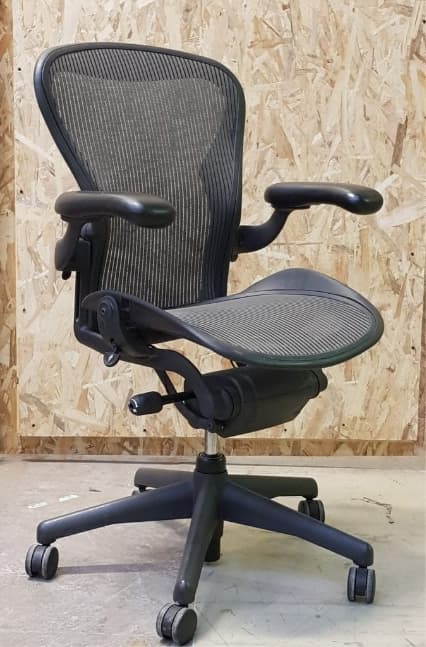 Chaise de bureau réparée